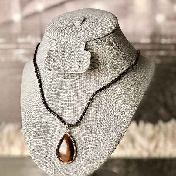 Avon Jewelry - 🎄🎁🛑Cat’s Eye on a Cord Necklace
